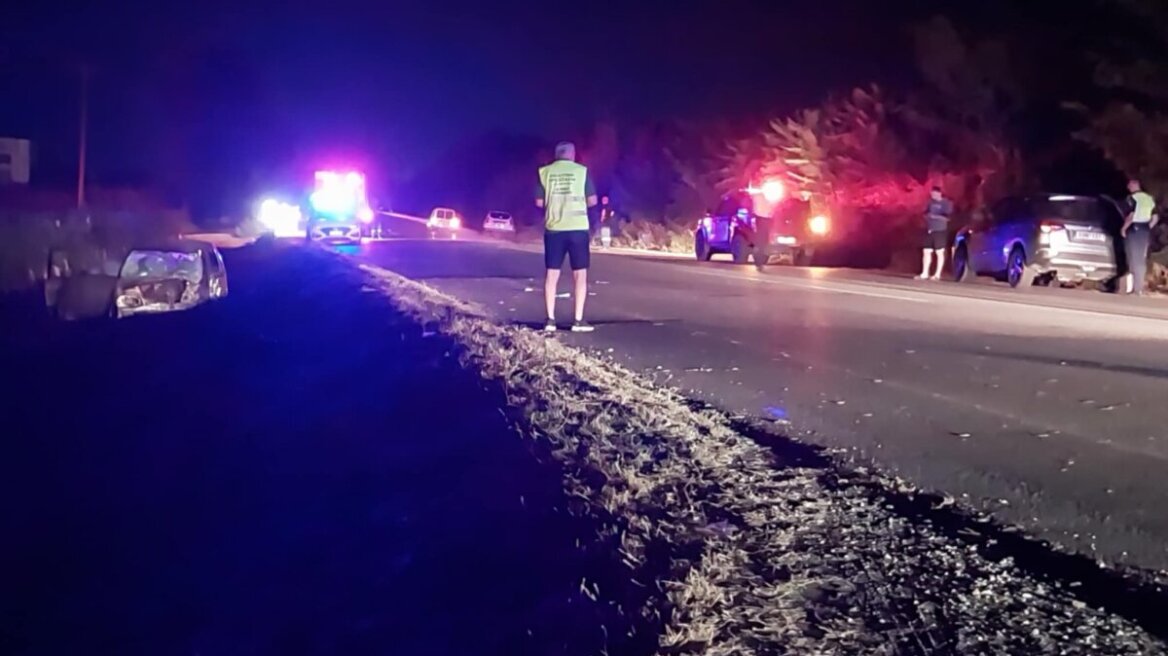 Μετωπική σύγκρουση ΙΧ στη Λάρισα, διασωληνώθηκε τραυματίας