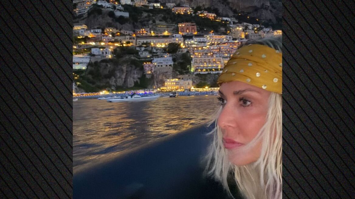 Η Άννα Βίσση φωτογραφίζεται στο Ποζιτάνο 