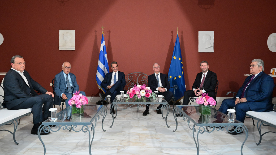 Παγωμένα χαμόγελα στο Προεδρικό μεταξύ των αρχηγών,  σε συνθήκες πολιτικού καύσωνα