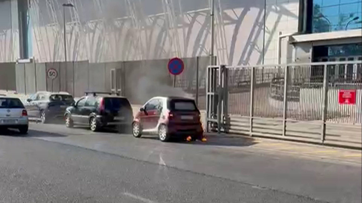 Φωτιά σε αυτοκίνητο έξω από  εμπορικό κέντρο στο Μαρούσι