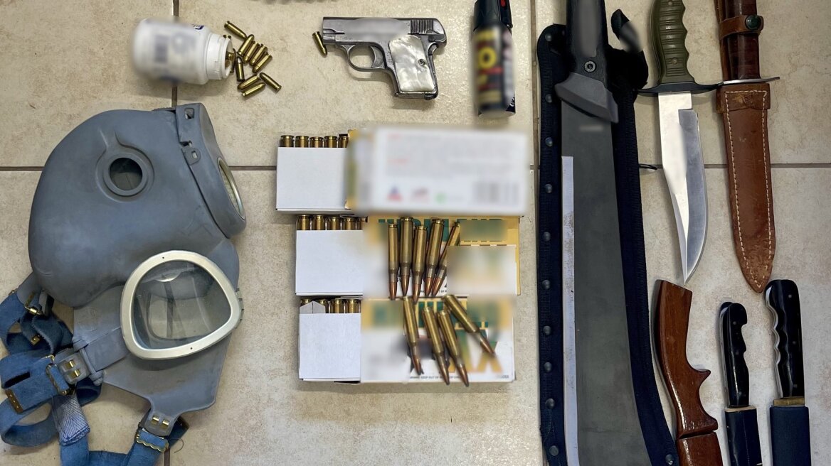 Καταδίωξη στην Πάτρα για άντρα που απειλούσε με όπλο - Στο σπίτι του βρέθηκε ολόκληρο οπλοστάσιο 