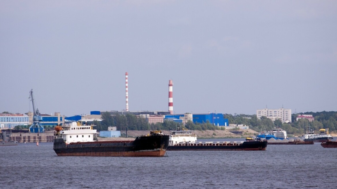 Ναυτιλία: Ανατροπές από τις νέες κυρώσεις της ΕΕ σε βάρος της Ρωσίας – Πώς επηρεάζονται οι Έλληνες εφοπλιστές