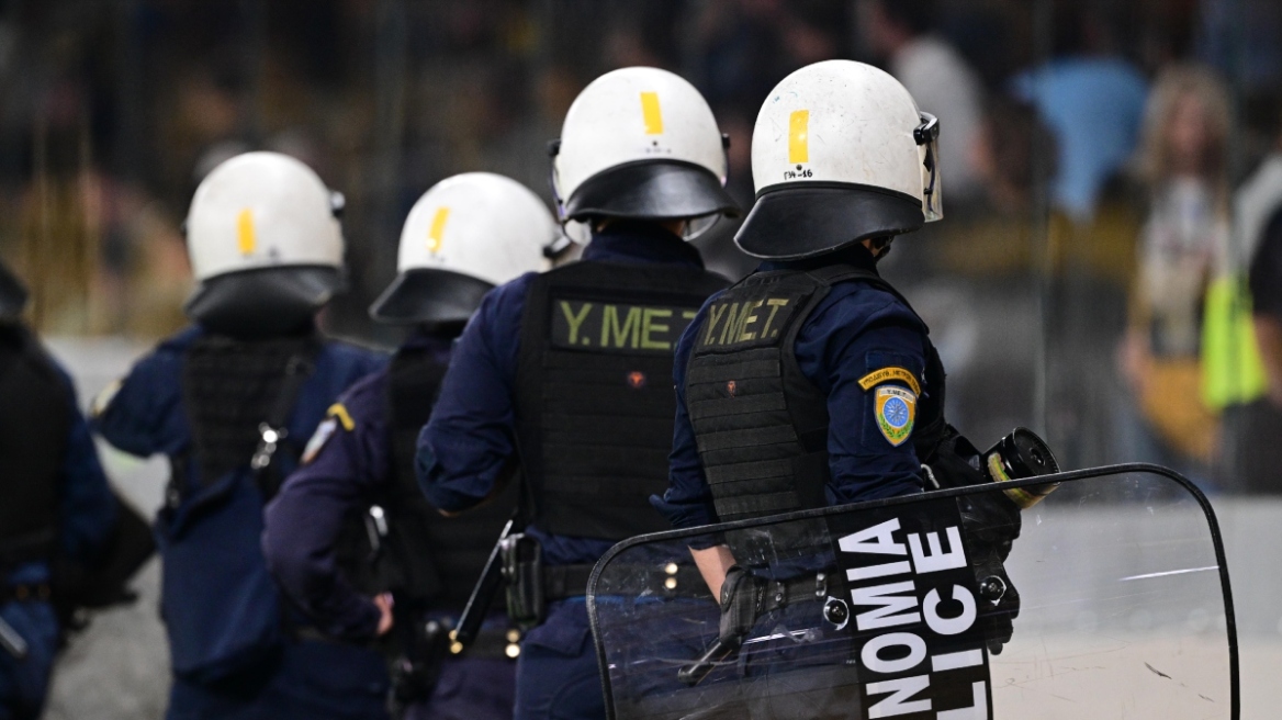 Νέα Φιλαδέλφεια: Τραυματίστηκαν ελαφρά τρεις αστυνομικοί των ΜΑΤ - Τους επιτέθηκαν μετά τον αγώνα της ΑΕΚ