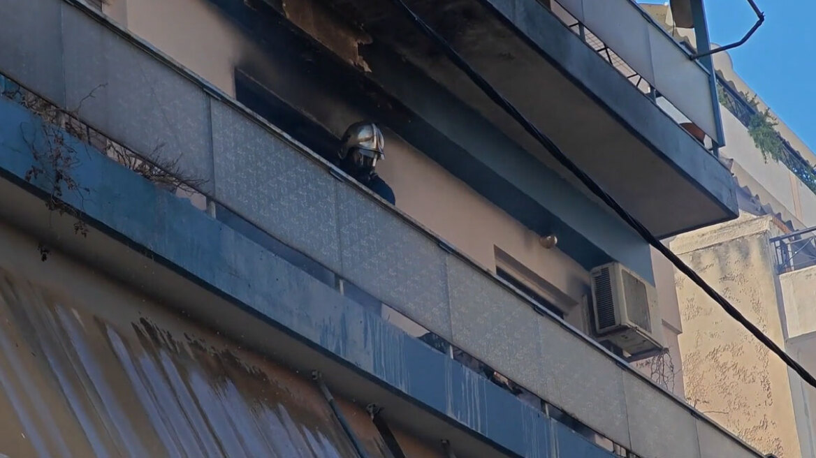 Φωτιά σε διαμέρισμα στον Πειραιά - Νεκρή μία γυναίκα, ένας τραυματίας