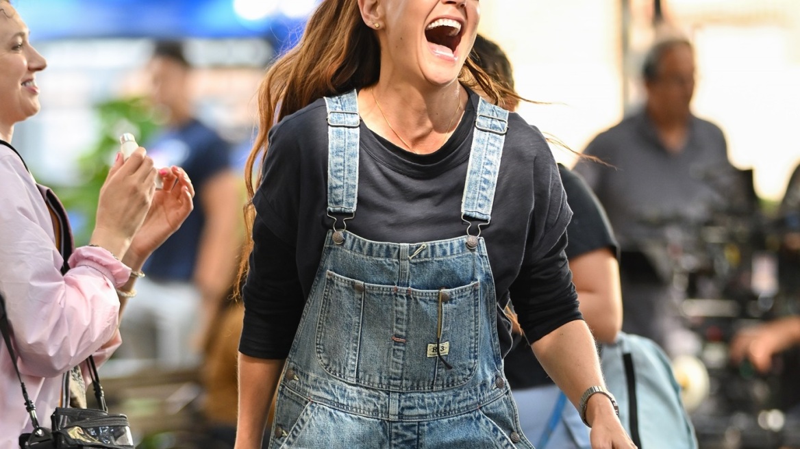 H Kέιτι Χολμς επαναφέρει την denim σαλοπέτα στο στυλιστικό της ρεπερτόριο
