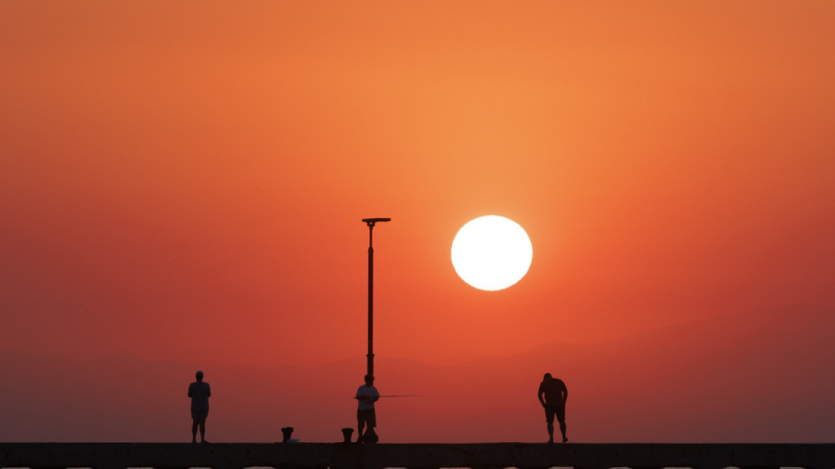 Ο καύσωνας «καίει» την Αττική όλο το 24ωρο - Στους 33 βαθμούς η θερμοκρασία ακόμη και μετά τα μεσάνυχτα
