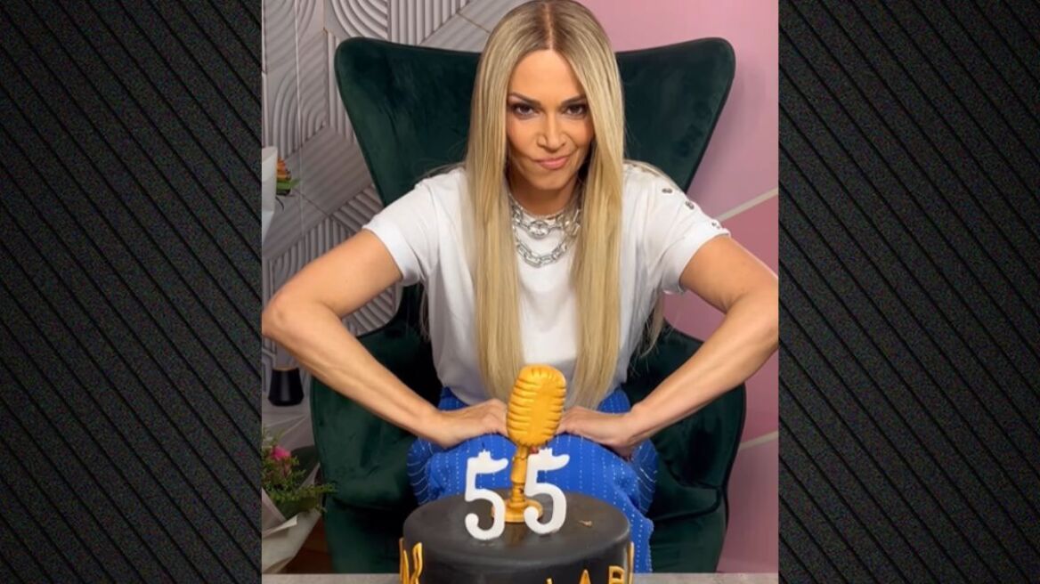 Η Έλλη Κοκκίνου έκλεισε τα 55 - Το χιουμοριστικό βίντεο με τα κεριά της τούρτας της
