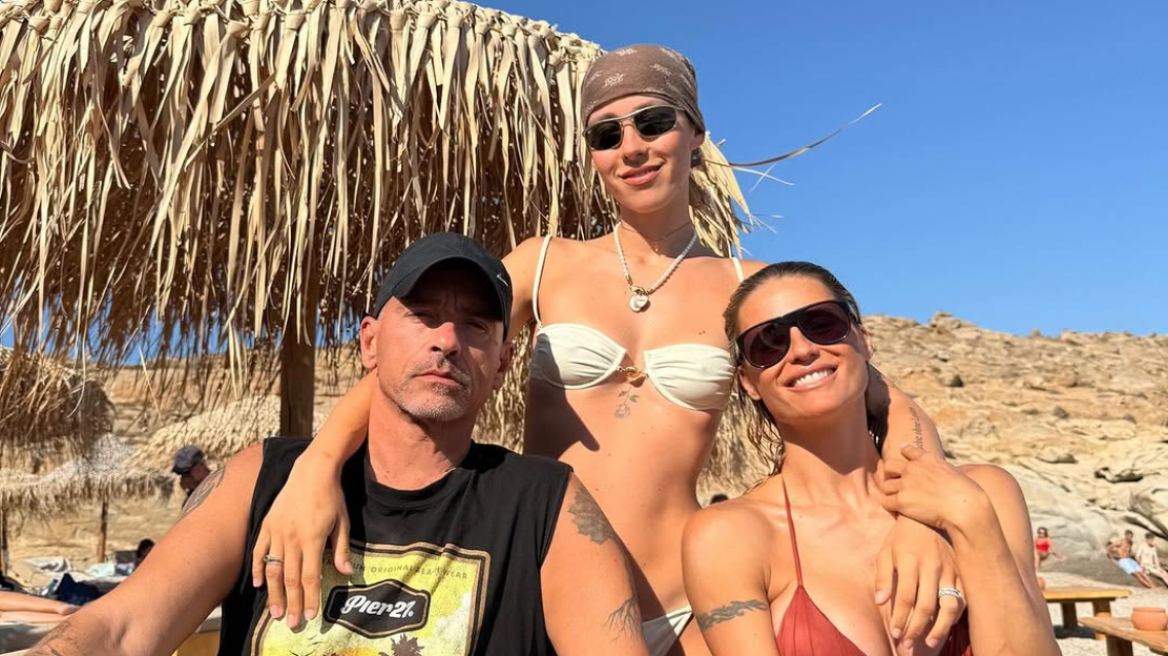 Ο Έρος Ραμαζότι κάνει διακοπές στη Μύκονο με την κόρη και την πρώην σύζυγό του - Δείτε φωτογραφίες