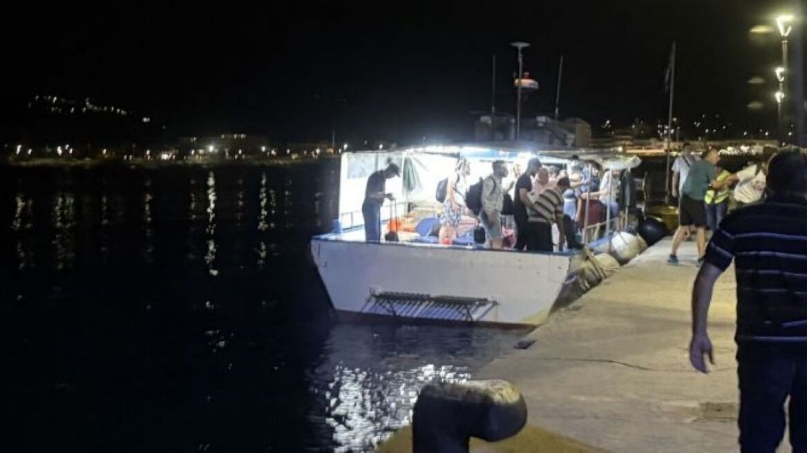 Απομακρύνεται από τον ύφαλο το φορτηγό πλοίο που προσάραξε στη Σητεία - Δείτε φωτογραφίες από τη διάσωση του πληρώματος