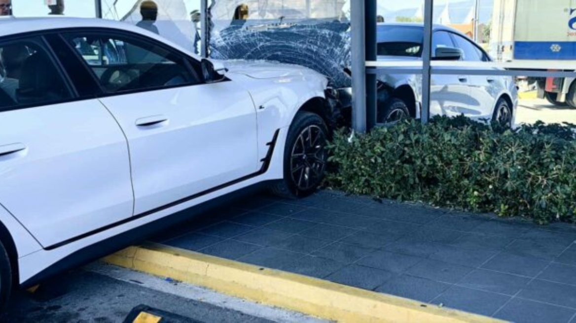 Αυτοκίνητο έπεσε πάνω σε τζαμαρία σούπερ μάρκετ στο Ρίο 