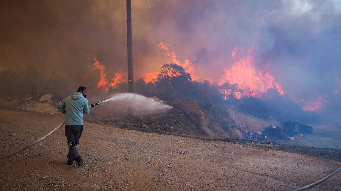 Φωτιά στην Εύβοια: Μάχη με το ανεξέλεγκτο πύρινο μέτωπο - Ενεργοποιήθηκε το 112 για εκκενώσεις
