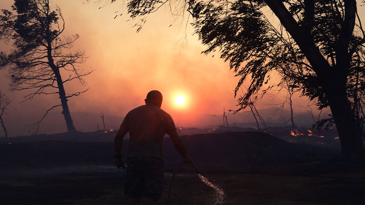 Διάσπαρτες εστίες στη φωτιά στο Κρυονέρι,  κόπασαν οι άνεμοι, δεν απειλούνται σπίτια 