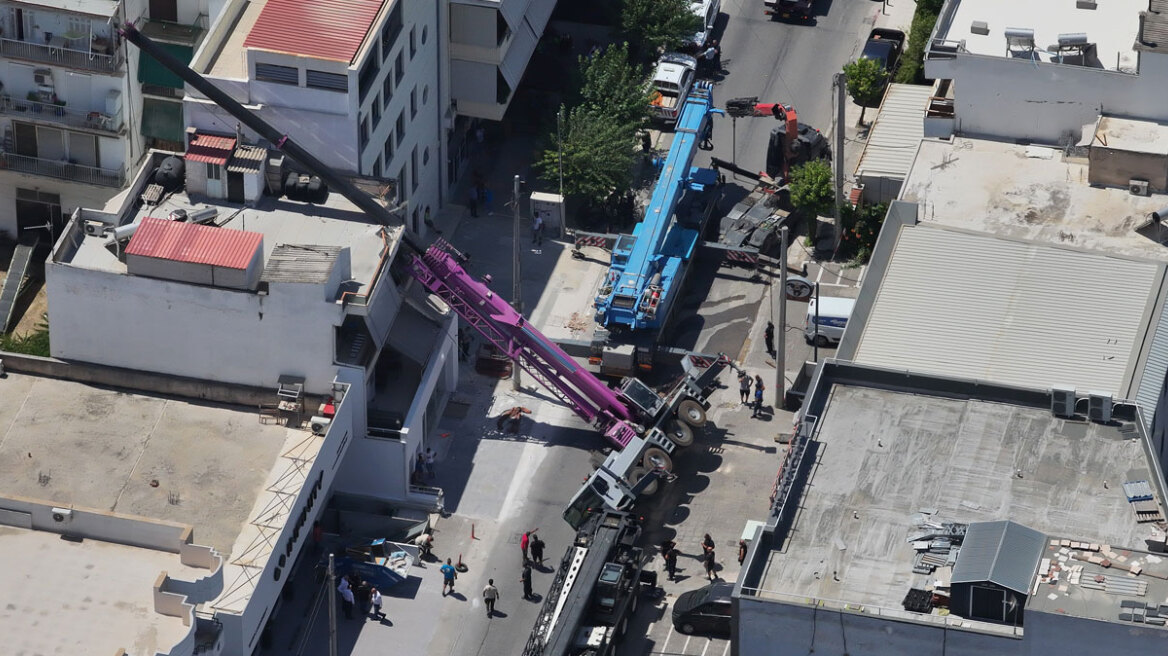 «Ήμουν μέσα, θα μπορούσα να είχα σκοτωθεί», λέει η γυναίκα που ο γερανός έπεσε στο σπίτι της - Το ατύχημα από ψηλά, βίντεο από drone