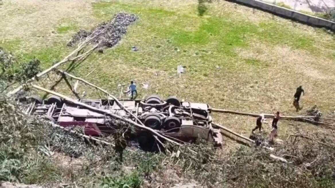 Τραγωδία στο Περού - 15 νεκροί από την πτώση λεωφορείου σε χαράδρα