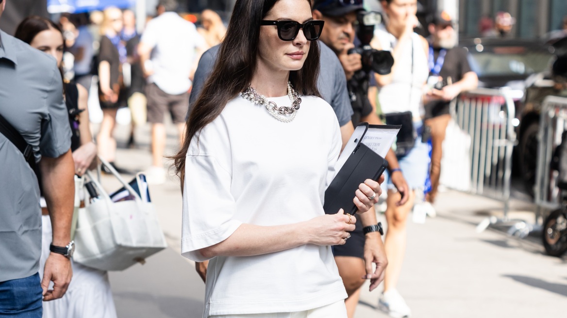 Η Αν Χάθαγουεϊ φόρεσε το τέλειο all-white σύνολο στα γυρίσματα του The Devil Wears Prada 2
