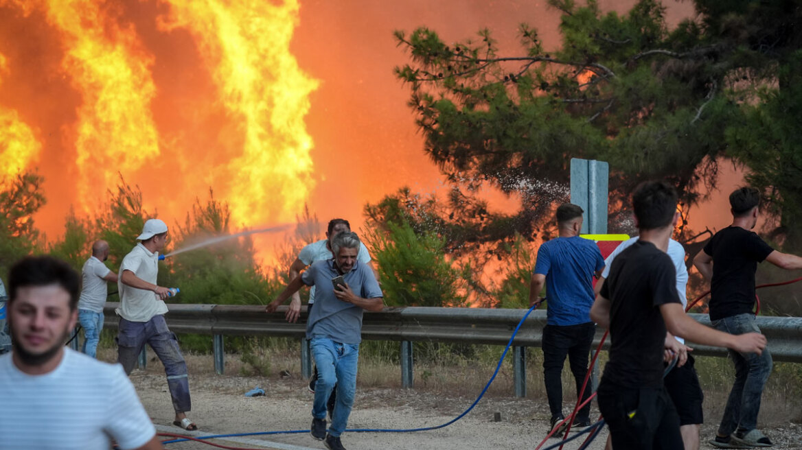 Στην κόλαση της Προύσας: 1.765 εκκενώσεις, νεκρός πυροσβέστης από ανακοπή και 76 ενεργά μέτωπα
