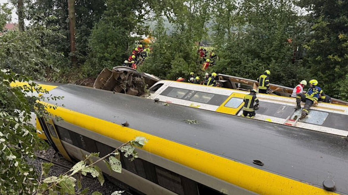 Εκτροχιασμός τρένου στη Γερμανία με τουλάχιστον τρεις νεκρούς - Δείτε βίντεο και φωτογραφίες