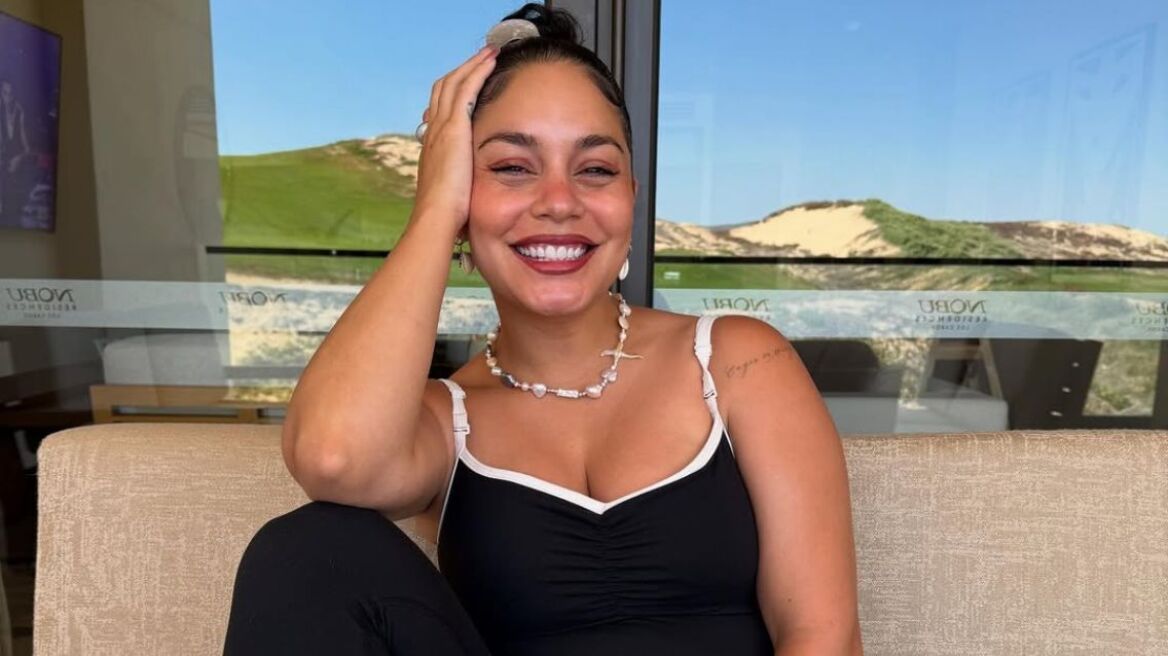 Η Βανέσα Χάτζενς ποζάρει με το μαγιό της λίγο μετά την ανακοίνωση της εγκυμοσύνης της