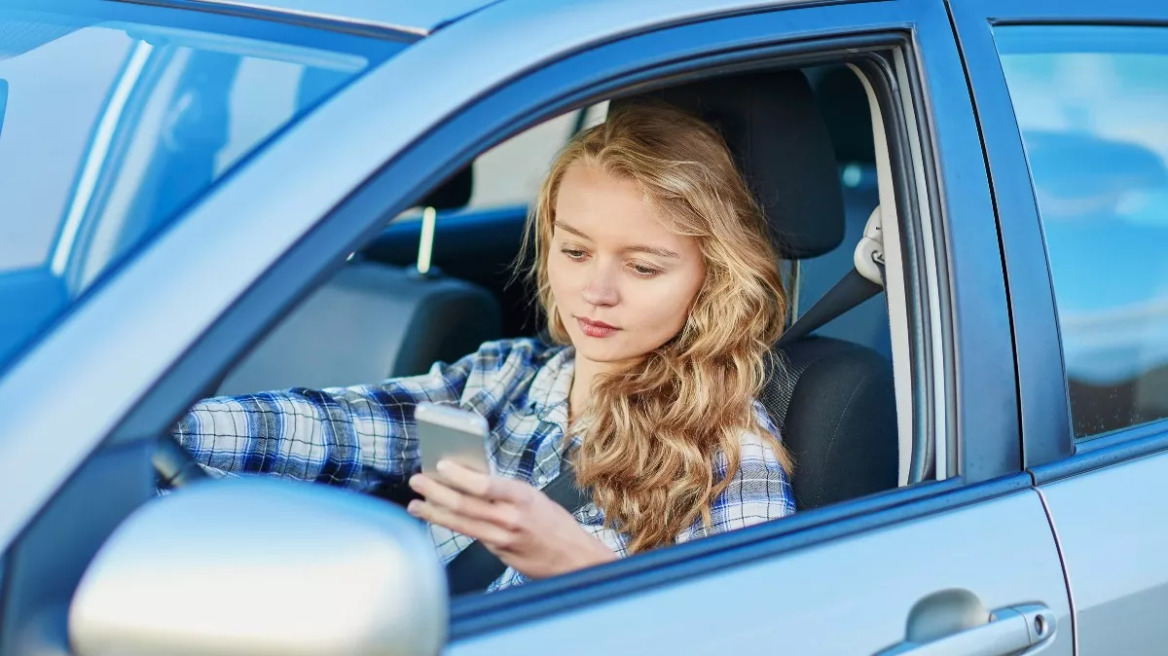 Νέοι οδηγοί με το βλέμμα στο κινητό – Τι πυροδοτεί την επικίνδυνη συμπεριφορά και πώς θα αντιμετωπιστεί