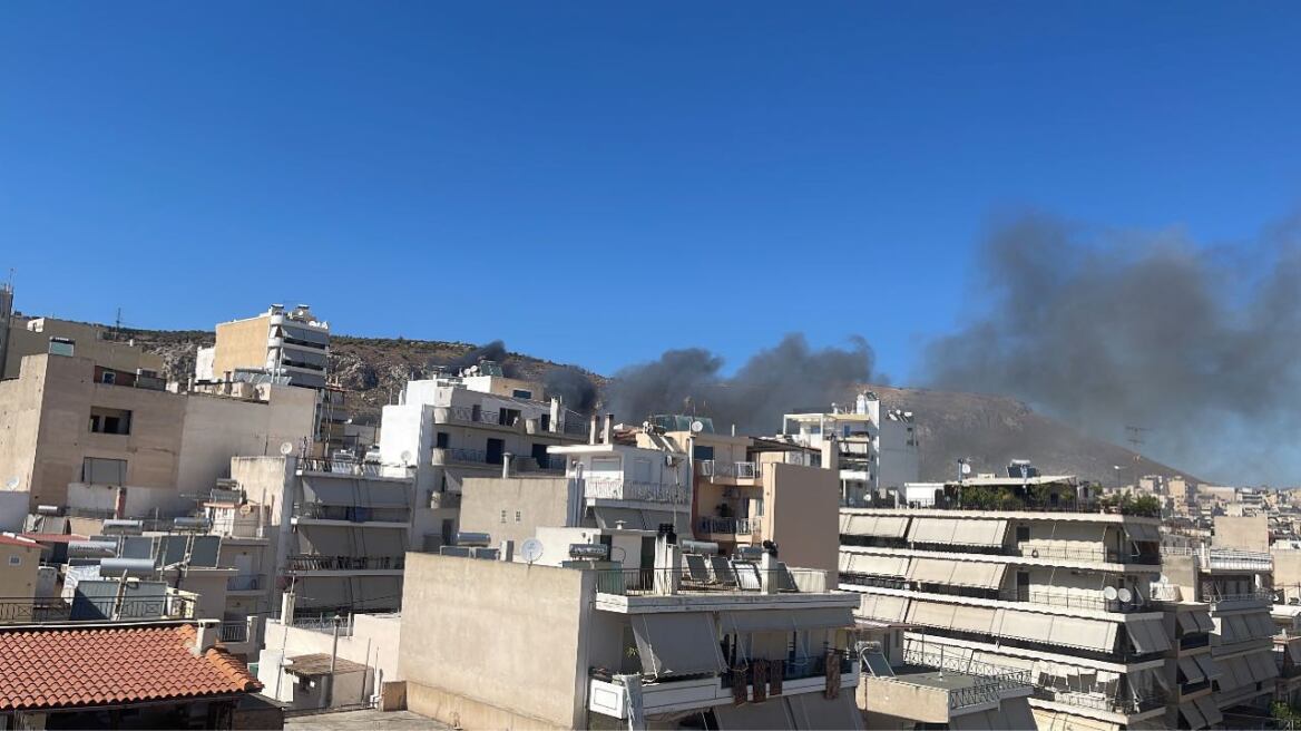 Οριοθετήθηκε η φωτιά κοντά στο Δημοτικό Στάδιο στο Κερατσίνι πάνω από τη Γρηγορίου Λαμπράκη - Δείτε βίντεο