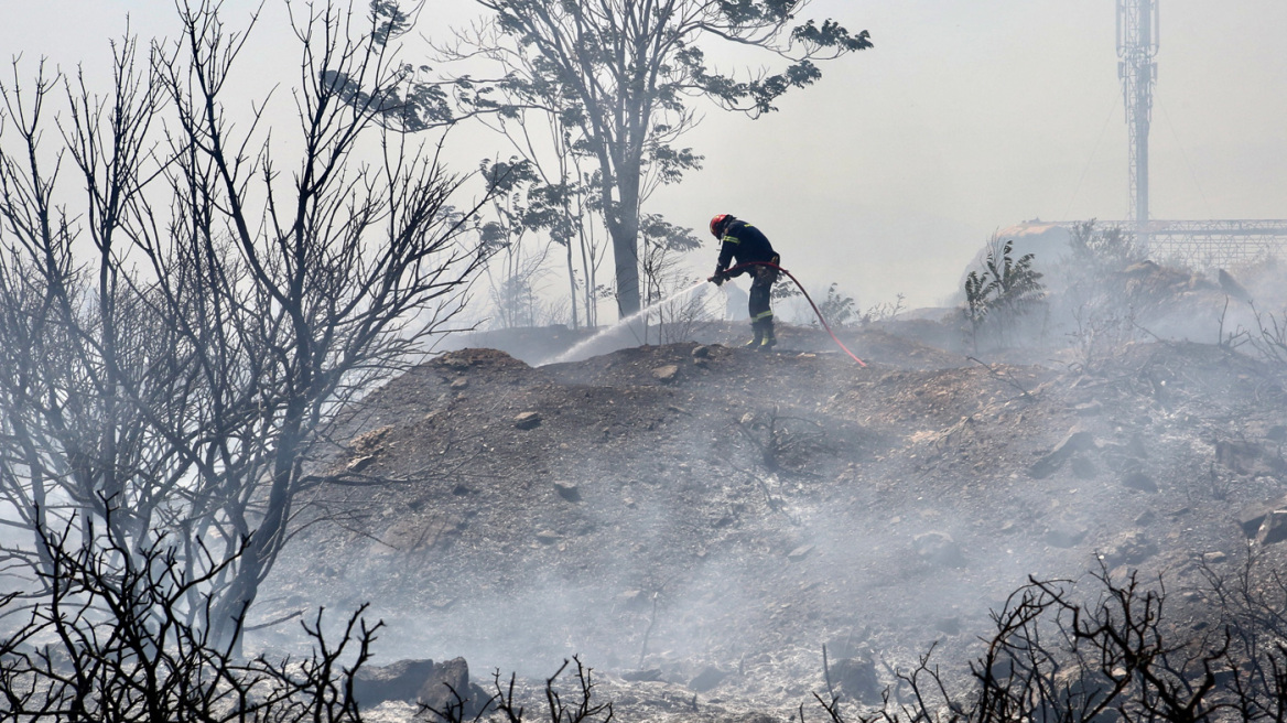Υπό έλεγχο η φωτιά στους πρόποδες του Υμηττού - Άμεση επέμβαση της Πυροσβεστικής με ισχυρές δυνάμεις
