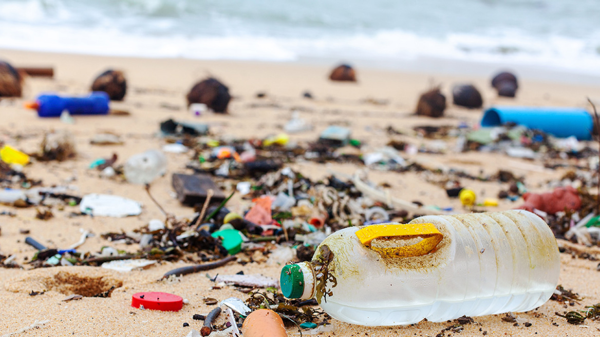 Αυτή είναι η πιο βρώμικη παραλία στην Ελλάδα, σύμφωνα με τη WWF