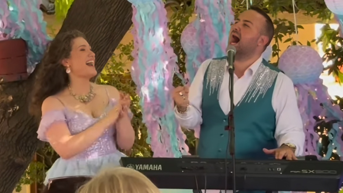 Βάφτισαν την κόρη τους ο Μαυρίκιος Μαυρικίου και η Ιλάειρα Ζήση - Το ροζ χαλί, η ζωντανή μουσική και οι... γοργόνες στη θάλασσα
