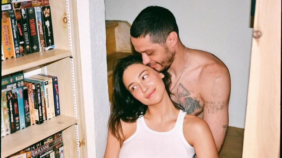 O Πιτ Ντέιβιντσον και η Έλσι Χιούιτ έκαναν την πρώτη τους εμφάνιση στο κόκκινο χαλί μετά την ανακοίνωση της εγκυμοσύνης