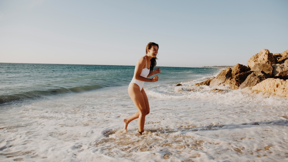 Τα ωραιότερα body shimmers που θα σας χαρίσουν ένα λαμπερό και ενυδατωμένο δέρμα
