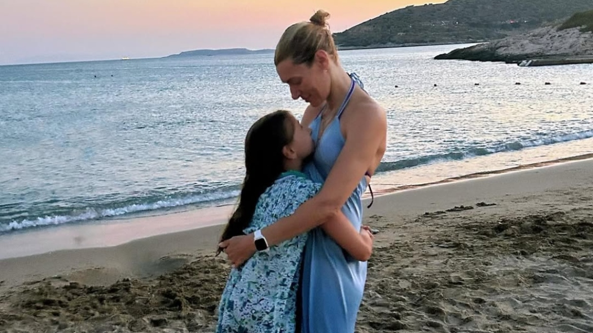 Ζέτα Δούκα: Ακροβατώ ανάμεσα στη σκληρή πραγματικότητα και την ανάγκη μου να είμαι μια παρούσα και αισιόδοξη μητέρα