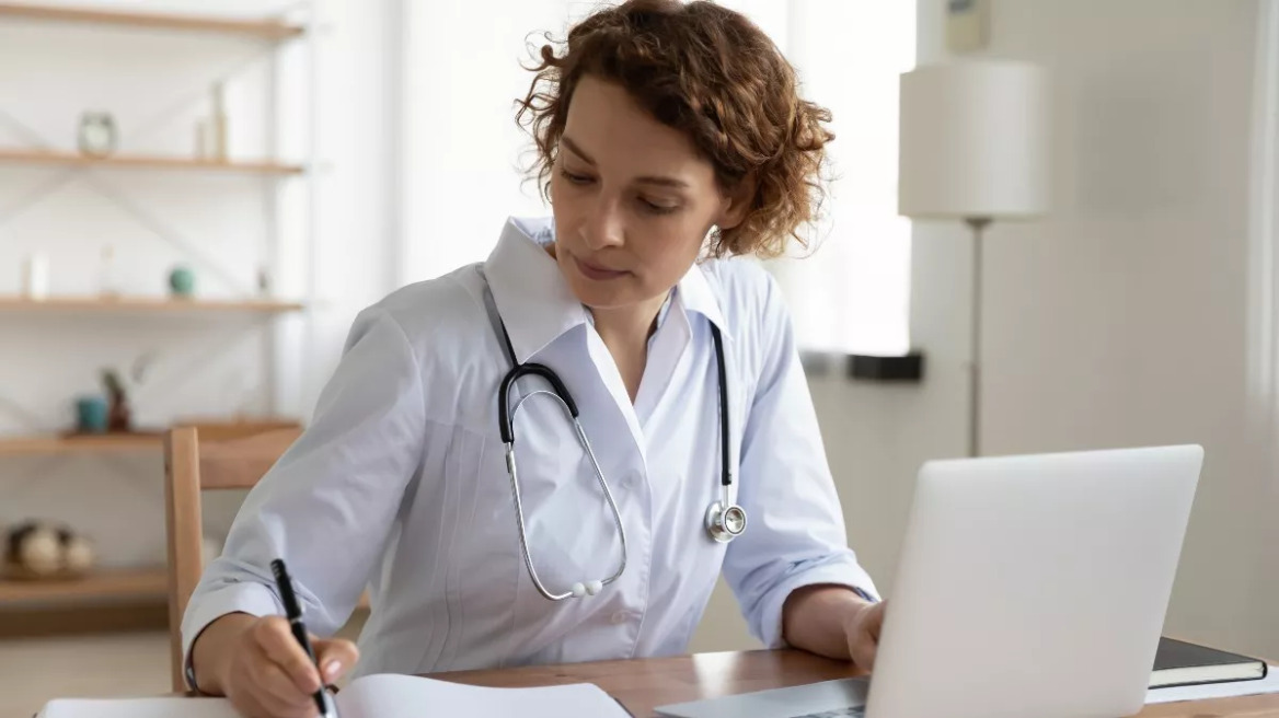 Ιατρικές επισκέψεις: Αυξήσεις στις αμοιβές τους ζητούν οι γιατροί του ΕΟΠΥΥ
