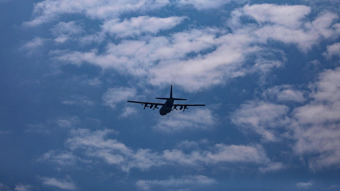 Οι Βρετανοί ξεκίνησαν τις πρώτες ρίψεις ανθρωπιστικής βοήθειας από αέρος - 52 παλέτες με τρόφιμα έριξαν αραβικά κράτη