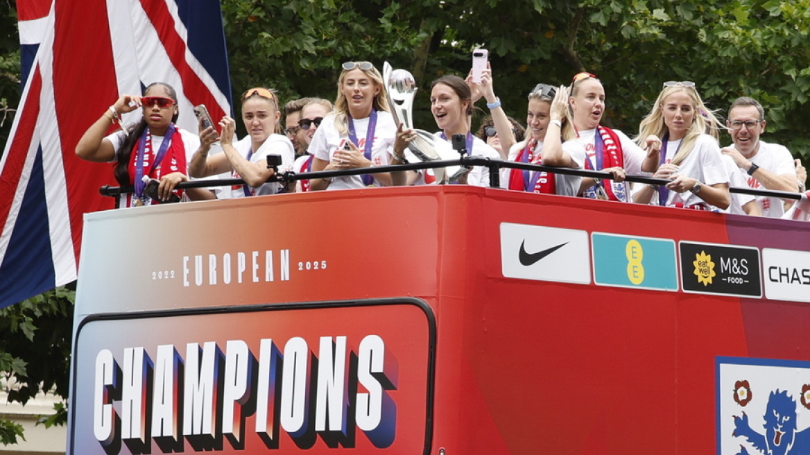 «Βούλιαξε» το Λονδίνο για τις πρωταθλήτριες Ευρώπης - Δείτε φωτογραφίες και βίντεο από την παρέλαση των «λεαινών»