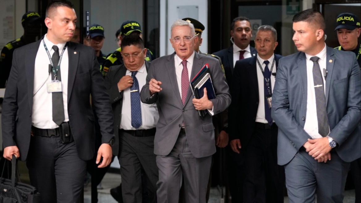 Αίρεται η κατ΄οίκον κράτηση του πρώην προέδρου της Κολομβίας, Αλβάρο Ουρίμπε, εν αναμονή της ετυμηγορίας εφετείου