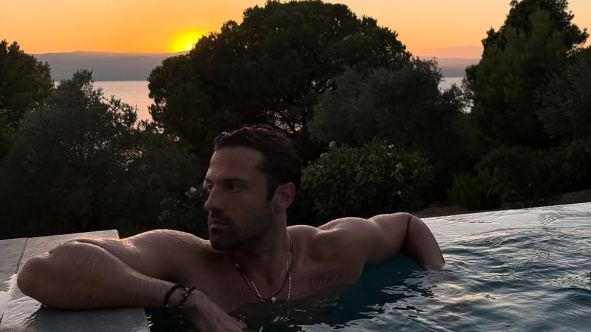 Στη Σκιάθο ο Κωνσταντίνος Αργυρός - Ποζάρει στην πισίνα με φόντο το ηλιοβασίλεμα