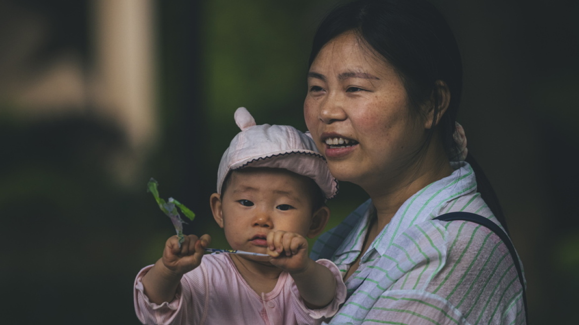 Από την πολιτική του ενός παιδιού στο ετήσιο επίδομα για την ενίσχυση των γεννήσεων η Κίνα - Συρρικνώνεται ο πληθυσμός
