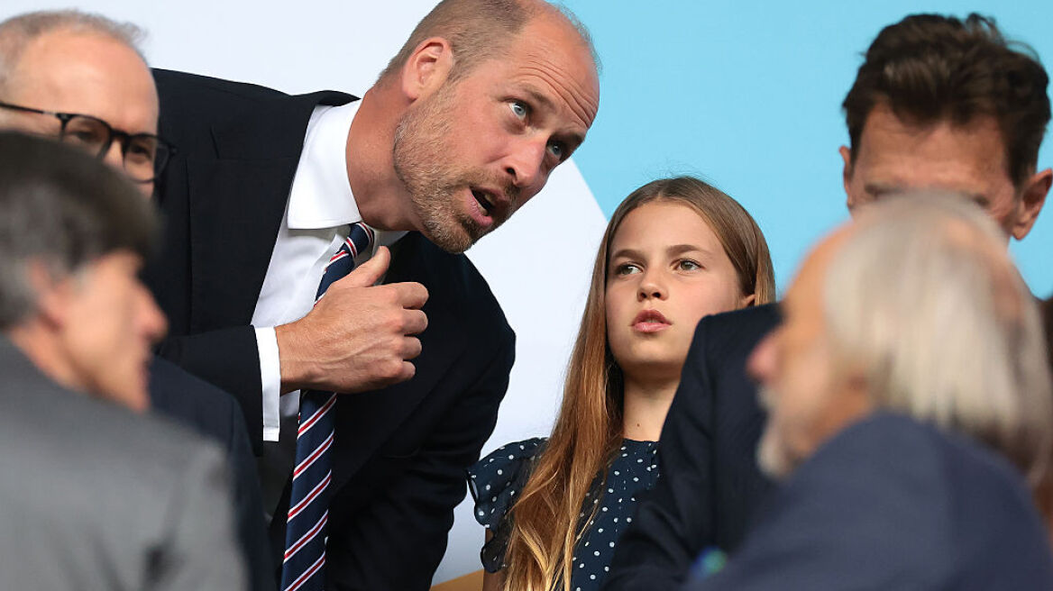  Η πριγκίπισσα Σάρλοτ παρακολούθησε τον αγώνα τελικού του UEFA Women’s Euro 2025 με πουά φόρεμα