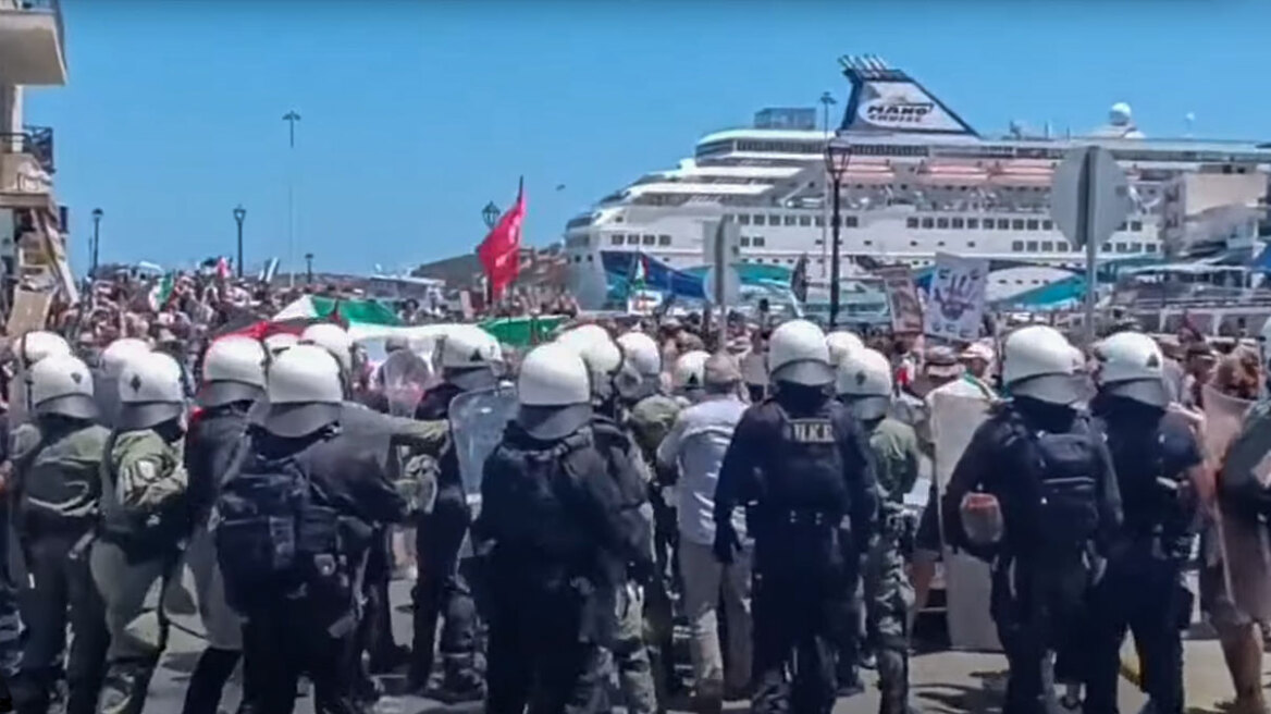 Επεισόδια με μπουκάλια και χημικά στη διαμαρτυρία για το ισραηλινό κρουαζιερόπλοιο στον Άγιο Νικόλαο - Δείτε φωτογραφίες και βίντεο