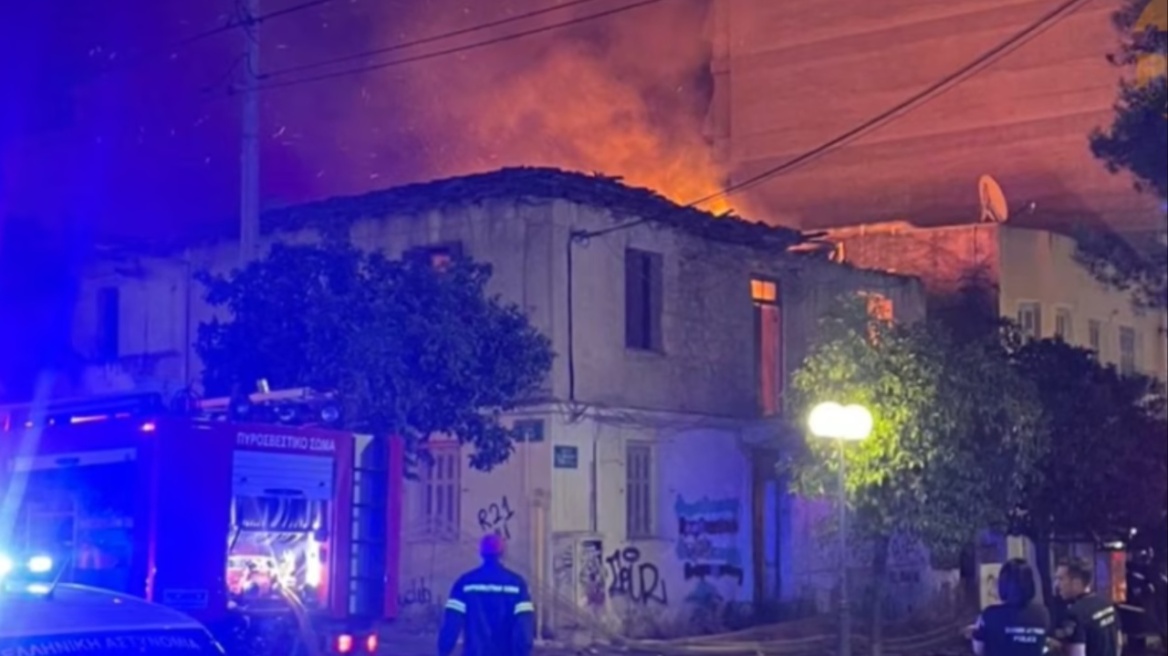 Φωτιά σε εγκαταλελειμμένο κτίριο στη Νέα Ιωνία - Δείτε βίντεο 