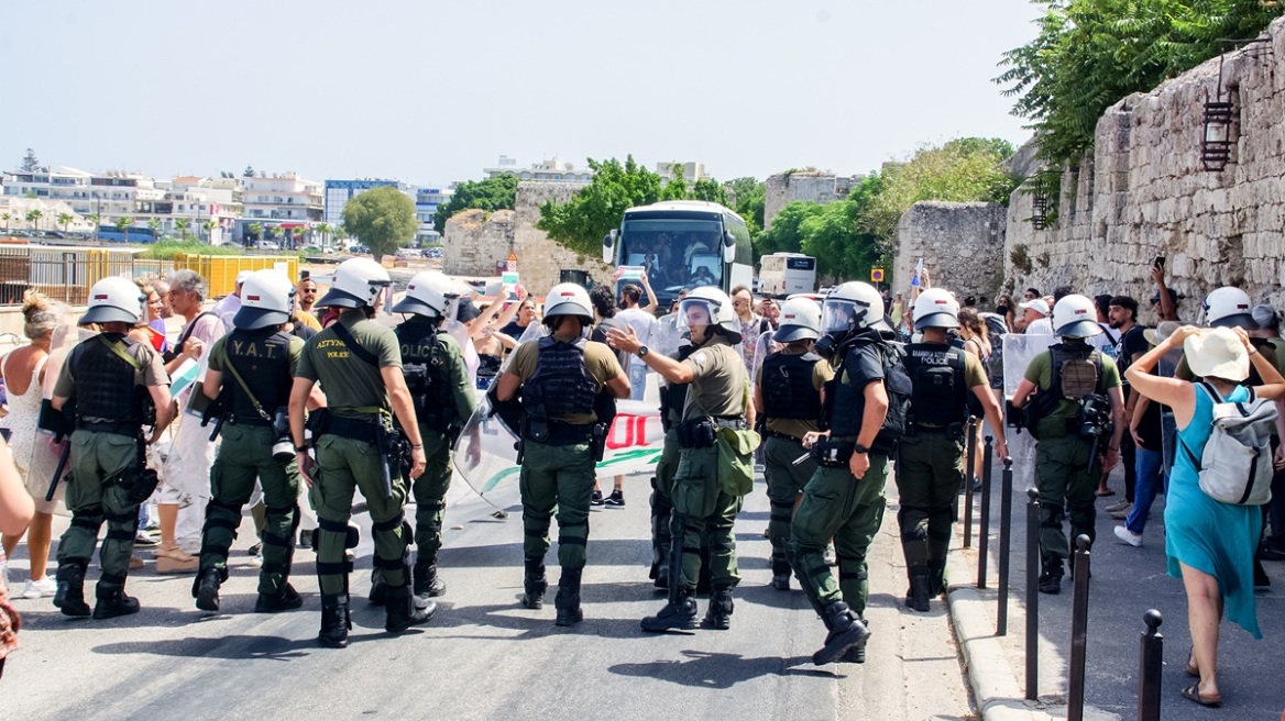 Η ανακοίνωση της ΕΛΑΣ για τις συλλήψεις και τα επεισόδια στο λιμάνι της Ρόδου κατά την άφιξη Ισραηλινών τουριστών