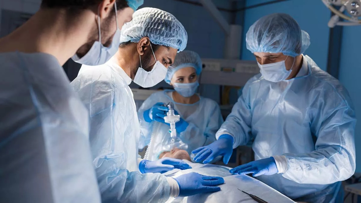 Θερμοπληξία – Ανιδρωσία: Αγώνας δρόμου για να βρεθεί μόσχευμα και να σωθεί ο 15χρονος Δημήτρης
