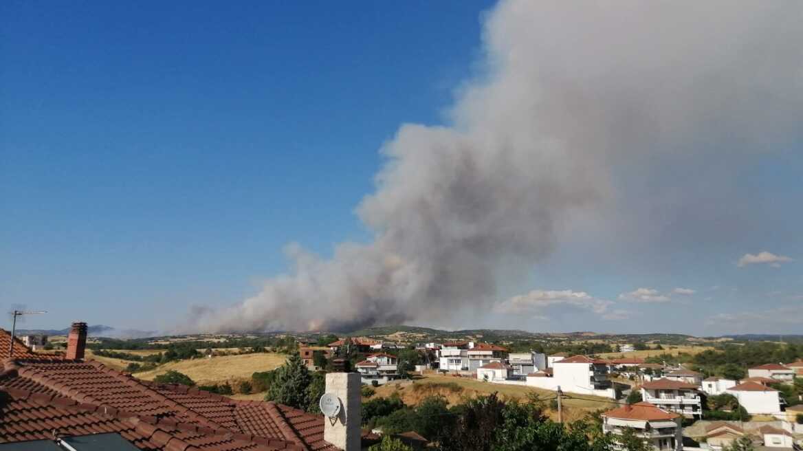 Μαίνεται η φωτιά στην Άσσηρο Θεσσαλονίκης - Ξεκίνησαν τις ρίψεις τρία εναέρια μέσα
