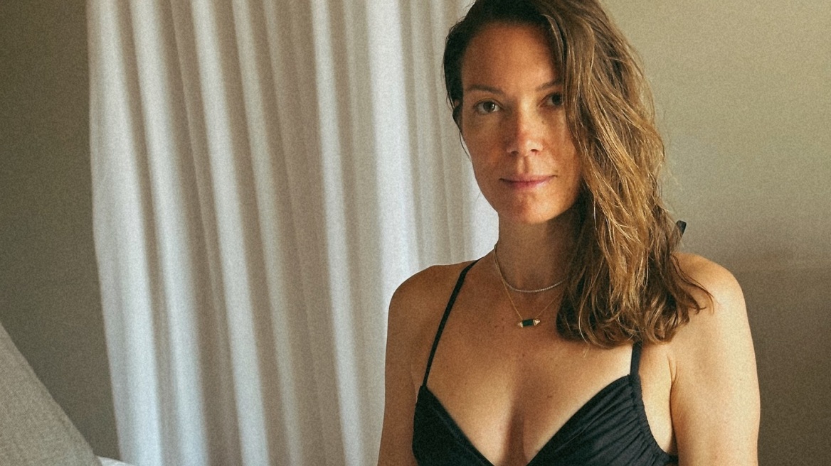 Η Βίκυ Καγιά επιβεβαιώνει ότι ένα μαύρο μπικίνι είναι η πιο κομψή επιλογή σε μαγιό
