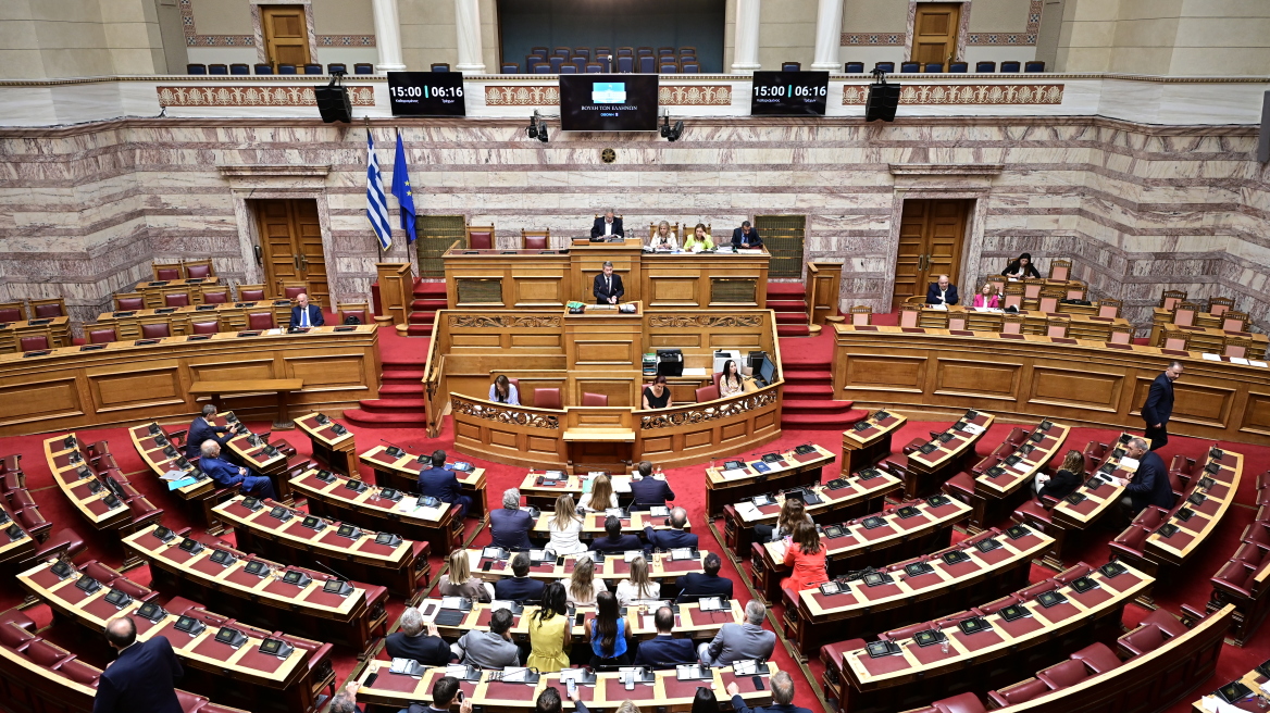 Νέα αντιπαράθεση στη Βουλή για τη στάση της ΝΔ στην ψηφοφορία: Δεν ψηφίζουμε, λέει ο Μηταράκης, για επιχείρηση... τουαλέτα μιλά ο Ηλιόπουλος