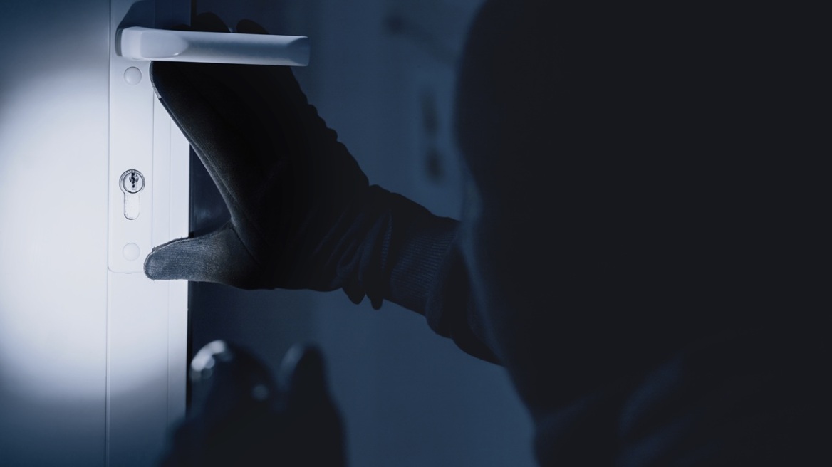 Θεσσαλονίκη: Μοτοσικλετιστής απέτρεψε επίδοξο διαρρήκτη που σκαρφάλωσε από σωλήνες για να ανοίξει διαμέρισμα