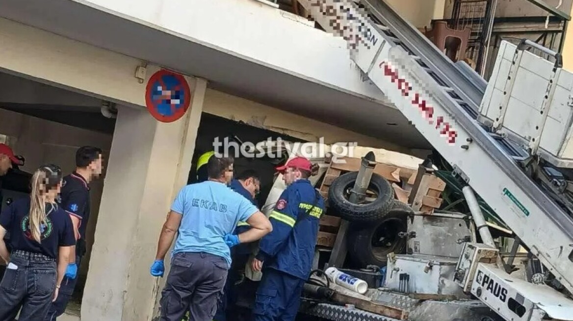 Οδηγός έχασε τον έλεγχο γερανού και προσέκρουσε σε μπαλκόνι διαμερίσματος στη Θεσσαλονίκη - Δείτε φωτογραφίες