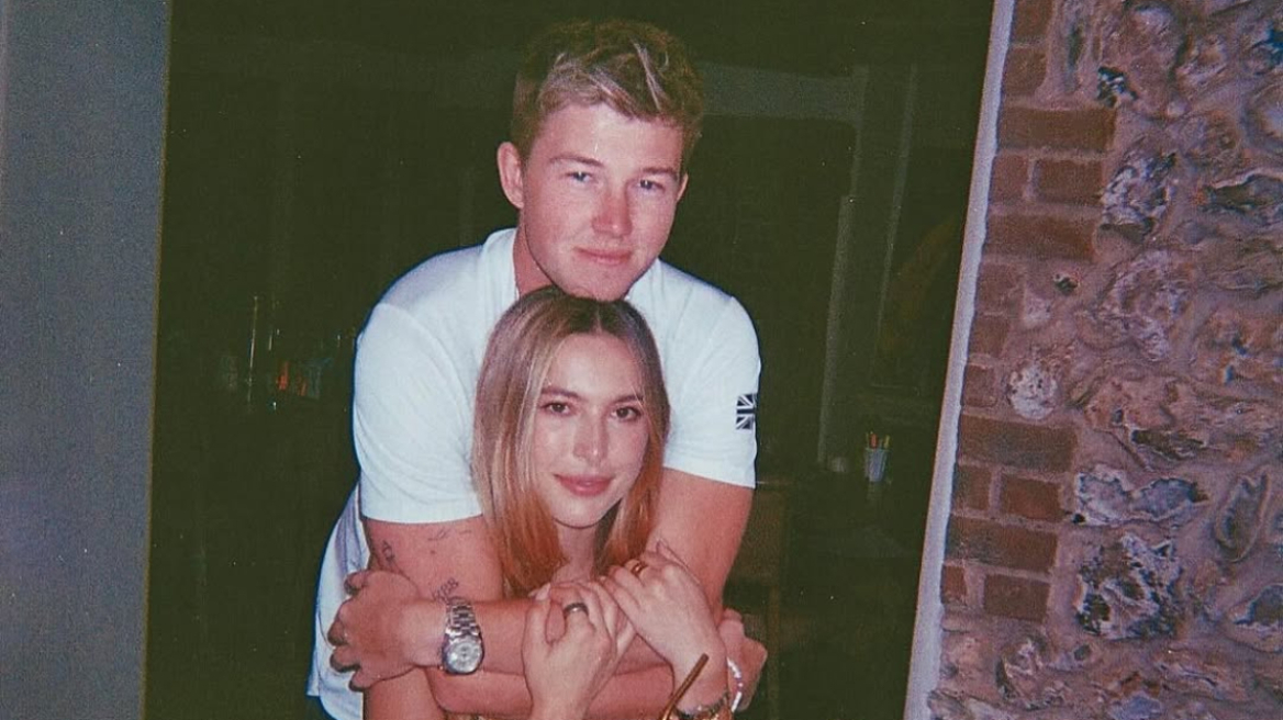 Η Ιβ Τζομπς κάνει διακοπές στη Μήλο με τον σύζυγο και την οικογένειά της μετά τον γάμο τους - Δείτε φωτογραφίες