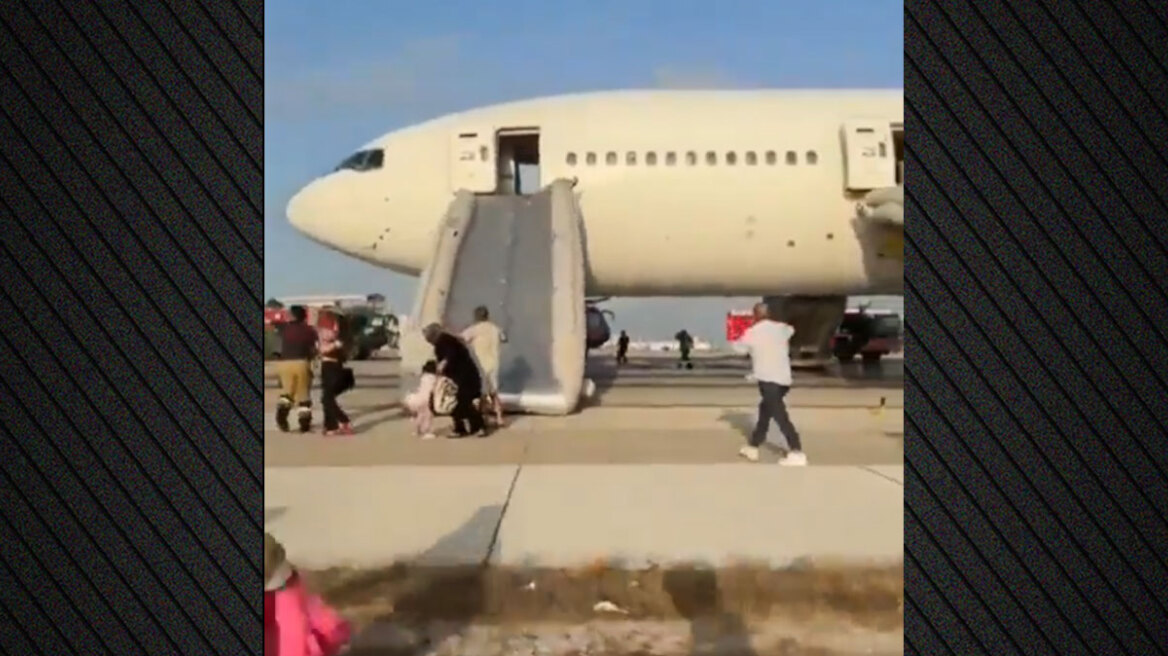 Επιβάτες της Turkish Airlines εκκενώνουν το αεροπλάνο από την τσουλήθρα έκτακτης ανάγκης και τρέχουν πανικόβλητοι - Δείτε βίντεο