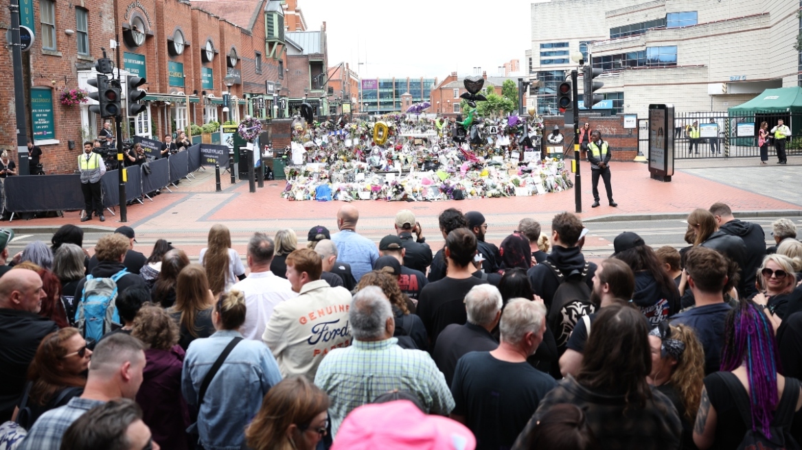 Όζι Όσμπορν: Χιλιάδες θαυμαστές του στο Μπέρμιγχαμ για να τον αποχαιρετήσουν