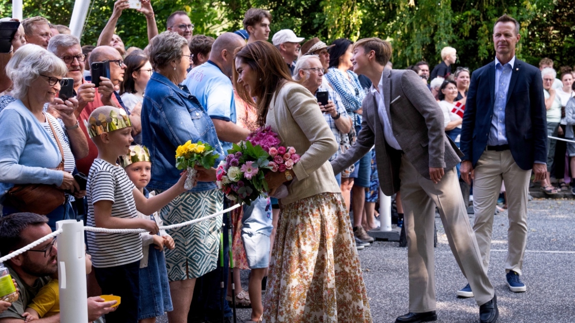 Δείτε βίντεο: Σφήκα μπήκε στη φούστα της βασίλισσας Μαίρη της Δανίας και την τσίμπησε